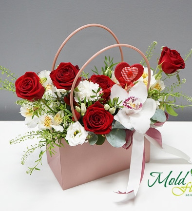 Handbag with red roses and white orchid photo 394x433